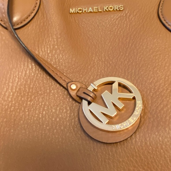 Michael Kors Reversible Handbag w/ Removal Matching Wristlet (inside) - Picture 2 of 9